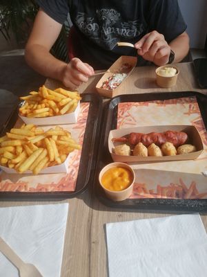 Eerste keer dat ik lang moet nadenken welke snack ik neem door het grote aanbod. Heel lekkere frieten en vriendelijke bediening. at Pepas Vegan Frituur in Leuven