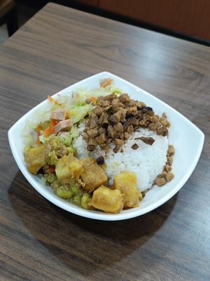 素滷燥飯 at Rude Vegetarian Noodle World in New Taipei City