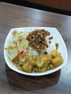 素滷燥飯 at Rude Vegetarian Noodle World in New Taipei City