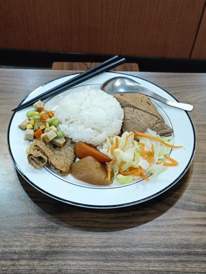 紅燒臭頭腐飯 at Rude Vegetarian Noodle World in New Taipei City