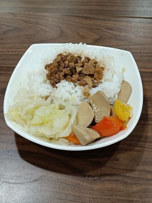 素滷燥飯 at Rude Vegetarian Noodle World in New Taipei City