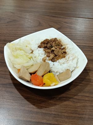 素滷燥飯 at Rude Vegetarian Noodle World in New Taipei City