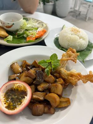 Champignons au fruit de la passion et spring rolls at An Nhi Chay in Hue