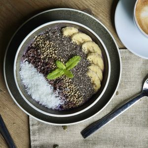 Vegan superfood bowl made with overnight oats at mmhio in Kiel