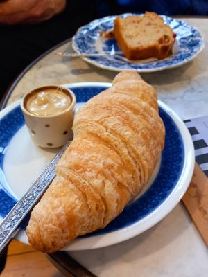 croissant mit cashewmus und kuchen at Kaufladen Café  in Speyer