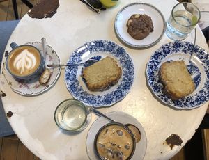 Flat White und Iced Latte mit Hafermilch, Haselnuss-Cookie und Limo-Kuchen   at Kaufladen Café  in Speyer