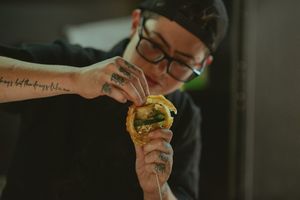 Galactic burger with fried lentil, home made oatmeal mayo inside an onion ring. It's a creative and fun to eat meal. Bread is artisanal made in Vendaval Bakery, another vegan, quee at El Exceso Food Truck in Mexico City