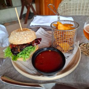Portobello burger, différents types de frites au choix ou salade at Restaurant Ave Del Paraiso in La Fortuna