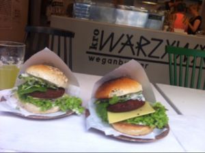 sehr gute Burger. at Krowarzywa - Hoza in Warsaw