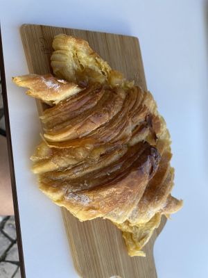 Apple cinnamon filling   at O Melhor Croissant da Minha Rua in Cascais