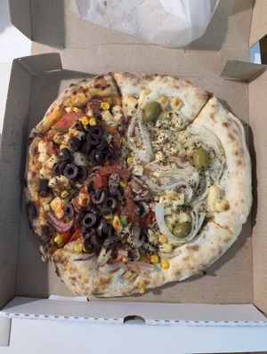 Mitad classic y mitad fugazza (chica) at Urban Jazz Pizza in Buenos Aires