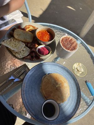 Großes Frühstück 28$ und Pancakes 15$  at The Cove in Lakes Entrance