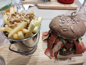 Burger at Veganapati in Lisbon