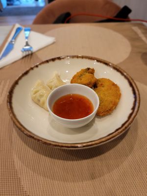 2x Gyrosas und 2x Cogumeios at Veganapati in Lisbon