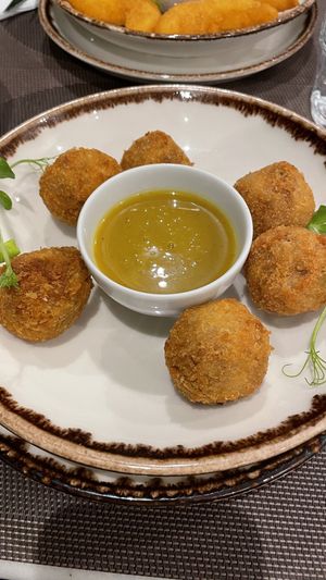 Croquettes “saucisse fumée” très bon !!!   at Veganapati in Lisbon