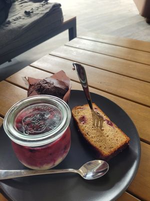 Vegan overnight oats, vegan chocolate muffin and vegan banana bread at Boulderwelt Dortmund in Dortmund