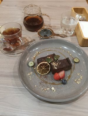  at EVERYONEs CAFE in Tokyo