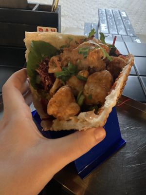 Größenvergleich mit meiner „großen“ Hand   at Ban Bab Kebabklub in Hamburg