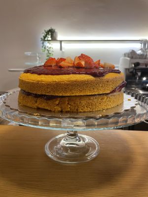 Vegan carrot cake with fresh strawberries and jam  at Ju De Ló in Matosinhos