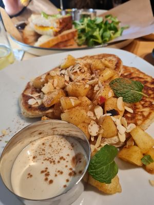 Racuchy z sosem waniliowym at W-Śniadania in Poznan