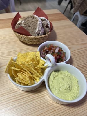 Entradas de pão, nachos, patê de tremoço e pico de gallo - Bread, nachos, lupini beans pate and pico de gallo  at SHANTI - Cantina Vegan in Marinha Grande