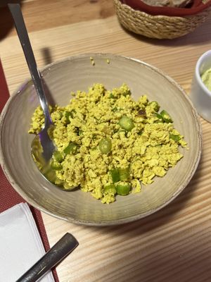 Tofu mexido com espargos - Scramble tofu with asparagus (typical Portuguese entree)  at SHANTI - Cantina Vegan in Marinha Grande
