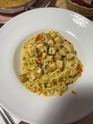 Massa asiática com legumes e tofu - noodles with veggies and tofu  at SHANTI - Cantina Vegan in Marinha Grande