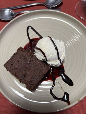 Brownie com bola de gelado - brownie and vanilla ice cream   at SHANTI - Cantina Vegan in Marinha Grande