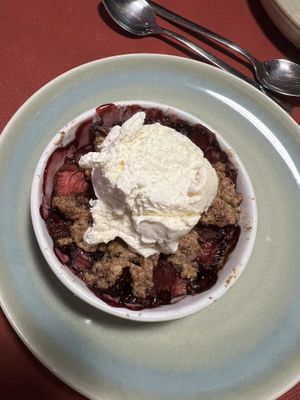 Crumble com bola de gelado - Crumble and vanilla ice cream   at SHANTI - Cantina Vegan in Marinha Grande