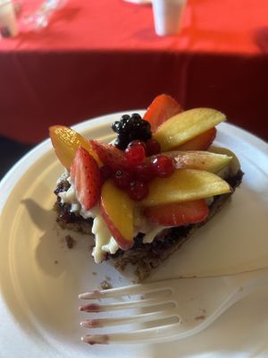 Crostata con crema pasticciera e frutta  at Artigiana Fiume in Fiume Veneto