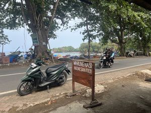 Good location across from beach   at Warung Nasi Tin's in Cijulang