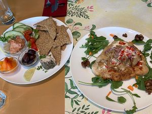 Flamkuchen en raw crackers met cashew cheese  at Veggies on Fire in The Hague