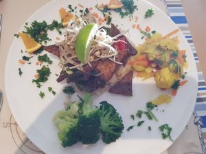 Gekruide tempeh met rijst en groente at Veggies on Fire in The Hague