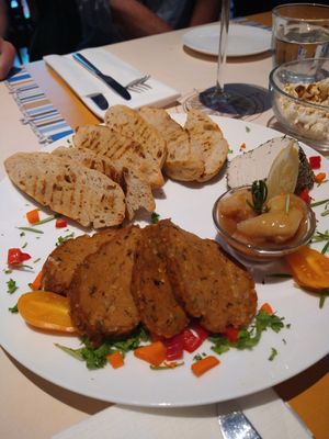 Voorgerecht met brood, cashewkaas, abrikozenchutney en chorizo op basis van seitan at Veggies on Fire in The Hague