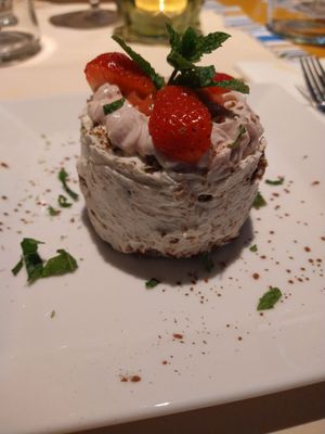 Chocoladegebakje met aardbei, room, munt en limoen at Veggies on Fire in The Hague