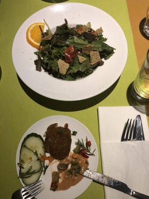 Shared dining met voorgerechten heerlijk!!! at Veggies on Fire in The Hague