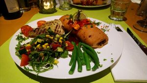 Brooddeegrol met Seitan, Mega lekker!! at Veggies on Fire in The Hague