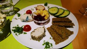 Voorgerechtje met notenkaas at Veggies on Fire in The Hague