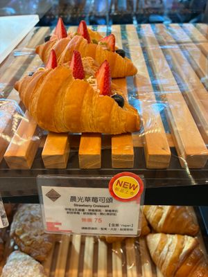 Strawberry croissant at I Jy Sheng Zhongxiao Dunhua Branch - 一之軒幸福烘焙 忠孝敦化店 in Taipei