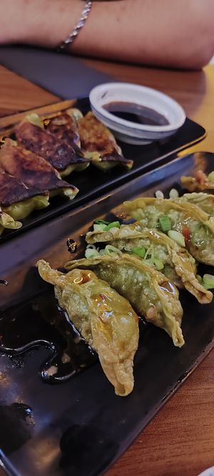 Hay dos tipos de gyozas veganas at Ramen Shifu in Reus
