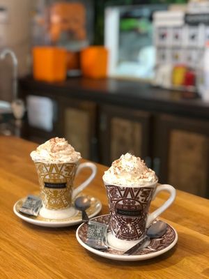 Chocolate de sabores, la nata es opcional, para los vegano no tenemos aún nata especial at Clásica Cafe in Arroyo De La Miel