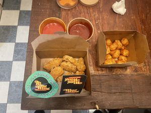 Vegan wings, tater tots and two vegan sauces  at Wing Wing Situation in Hannover