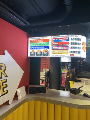 Das Logo erinnert an Pulp Fiction, die Einrichtung an einen amerikanischen Diner. Nur irgendwie nicht so cool und mit fehlendem Charme.  at Wing Wing Situation in Hannover