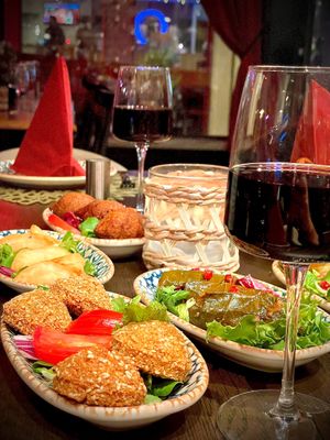 Veganska mezza rätter. Falafel, dolmades och piroger med spenat at Shawarma Bar in Visby