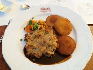 Sojasteak, Erbsen & Möhren, Kartoffeltaler at Die Weinstube Nachhaltig Geniessen in Zeltingen