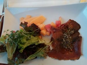 Bähm Hähm mit Melone an Salat at Die Weinstube Nachhaltig Geniessen in Zeltingen