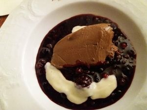 Mousse auf Beeren at Die Weinstube Nachhaltig Geniessen in Zeltingen