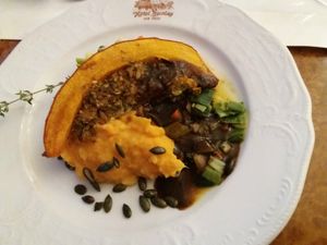 Gefüllter Kürbis undSüßkartoffelpüree at Die Weinstube Nachhaltig Geniessen in Zeltingen