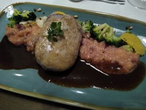 Seitan steal wrapped crispy rice paper coating at Die Weinstube Nachhaltig Geniessen in Zeltingen