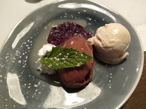 Ice cream, chocolate mousse and berries at Die Weinstube Nachhaltig Geniessen in Zeltingen